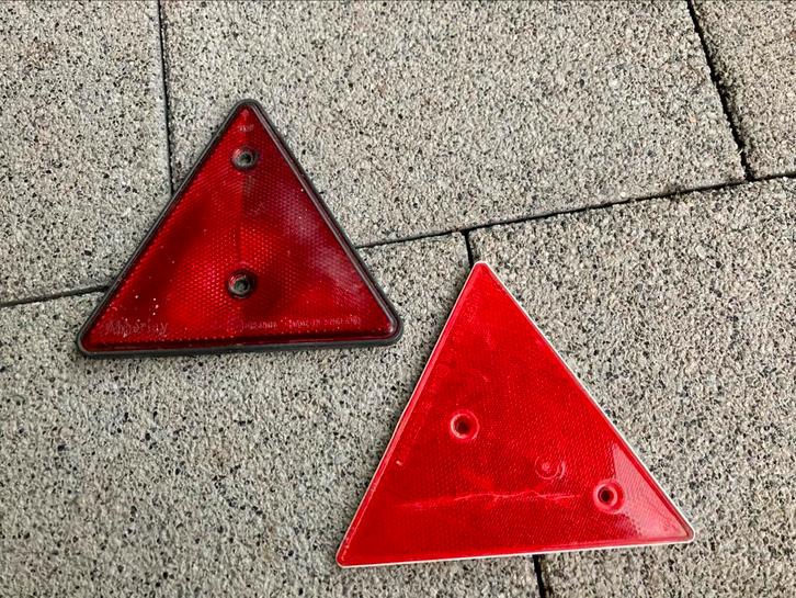 Te koop: 2 nieuwe driehoekige reflectoren, Auto-onderdelen, Verlichting, Nieuw, Ophalen of Verzenden