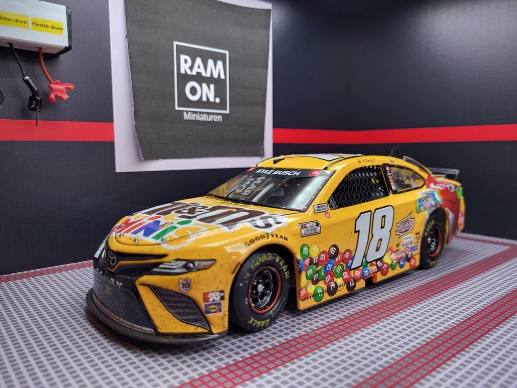 1/24 #18 Kyle Busch M&M's Mini's Pocono Win 2021, Hobby en Vrije tijd, Modelauto's | 1:24, Ophalen of Verzenden, Zo goed als nieuw