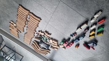 Houten treinbaan met diverse toebehoren beschikbaar voor biedingen