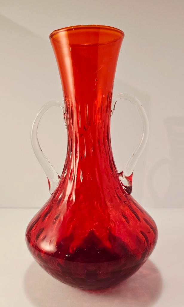 Vintage Murano rode orenvaas met aardbeien patroon, Antiek en Kunst, Antiek | Vazen, Ophalen of Verzenden