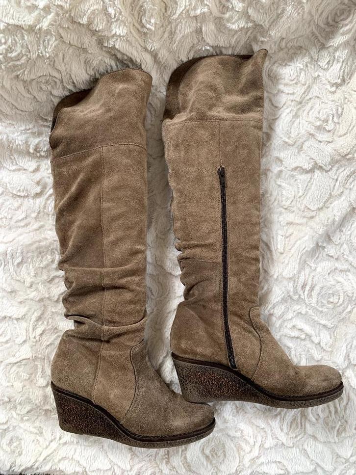 Suede laarzen - Invito - Beige/Bruin, Kleding | Dames, Schoenen, Zo goed als nieuw, Hoge laarzen, Bruin, Ophalen of Verzenden