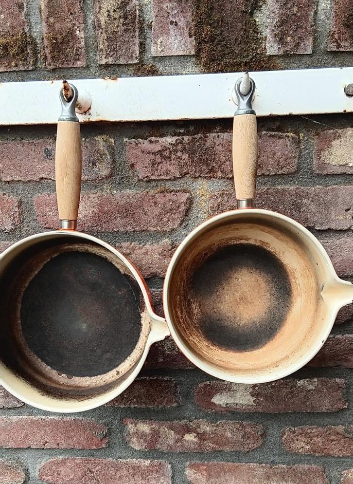 2 Vintage LE CREUSET oranje steelpan zwaar geleefd Ø22 + Ø20, Huis en Inrichting, Keuken | Potten en Pannen, Gebruikt, Kookpan of Snelkookpan