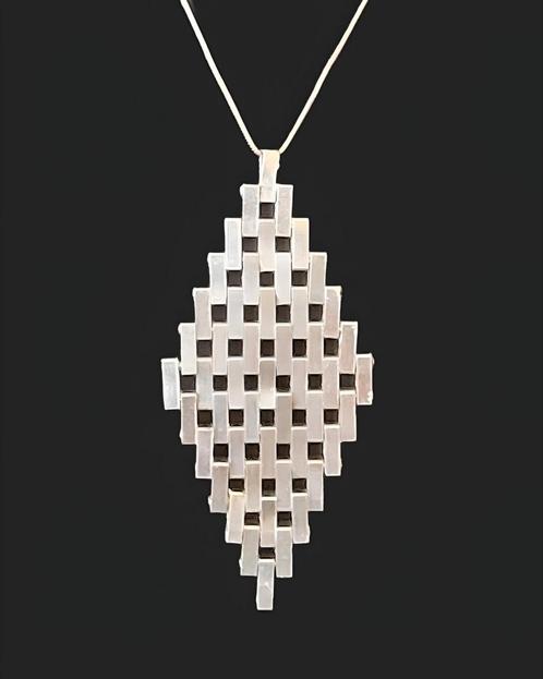 Brick stijl hanger
Jakob Bengel stijl, 8 karaat 333 wit goud, Sieraden, Tassen en Uiterlijk, Kettinghangers, Zo goed als nieuw