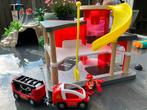Nette houten brandweerkazerne voor bij een houten treinspoor, Kinderen en Baby's, Speelgoed | Houten speelgoed, Overige typen