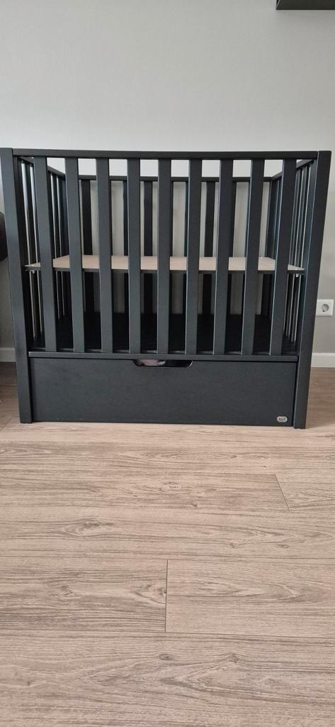 Zwarte TWF Bas Ledikant met Opberglade - Zo Goed Als Nieuw, Kinderen en Baby's, Babywiegjes en Ledikanten, Zo goed als nieuw, Ledikant