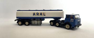 miniatuur trekker + tankoplegger  Henschel SIKU 1:60 beschikbaar voor biedingen