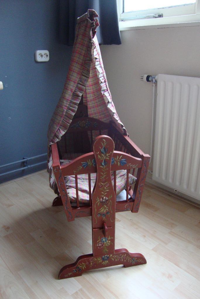 Poppenschommelwieg Hindelopen schilderwerk, Kinderen en Baby's, Speelgoed | Poppen, Zo goed als nieuw, Overige typen, Ophalen