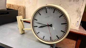 Vintage wand klok beschikbaar voor biedingen