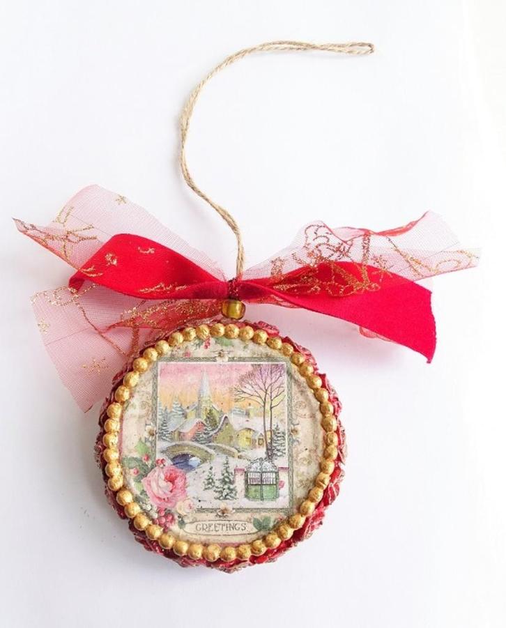 Handgemaakte kerstbal met kerstdorp en roosjes, Diversen, Kerst, Nieuw, Ophalen of Verzenden