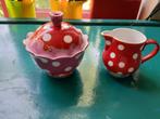 oilily melkkannetje, suikerpot; rood met witte stippen, Overige typen, Nieuw, Ophalen of Verzenden, Overige stijlen