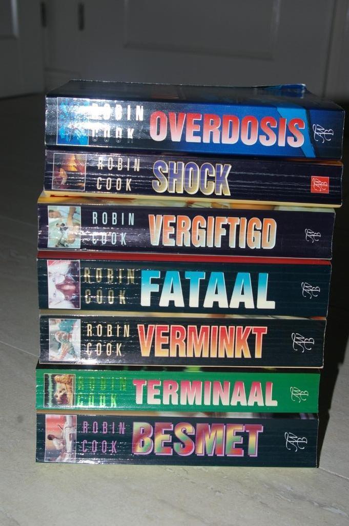Robin Cook thrillers 7 stuks    Z.g.a.n., Boeken, Thrillers, Gelezen, Ophalen of Verzenden