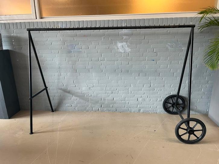 Zwart stalen transport rek (kleding of tassen rek), Huis en Inrichting, Overige Huis en Inrichting, Zo goed als nieuw, Ophalen