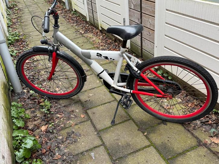 Leuke kinderfiets met rode wielen, Fietsen en Brommers, Fietsen | Jongens, Gebruikt, 24 inch, Handrem, Ophalen of Verzenden