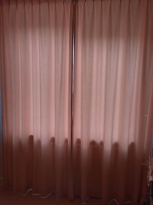 Beige kleur fluweelzachte gordijnen, Huis en Inrichting, Stoffering | Gordijnen en Lamellen, Zo goed als nieuw, 200 cm of meer