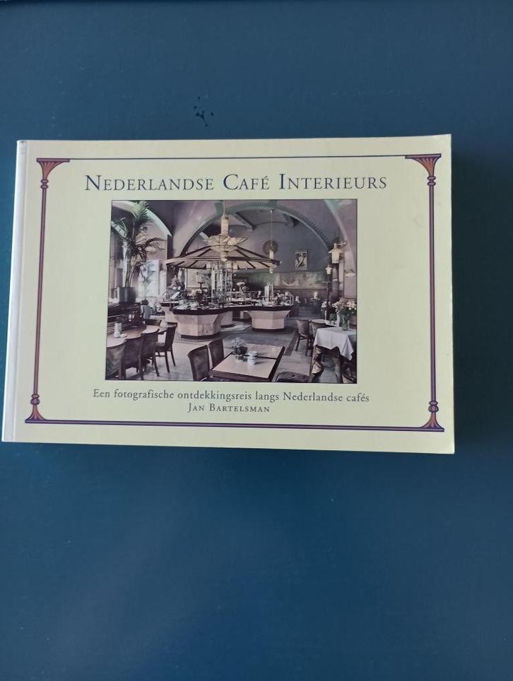 Een fotografische ontdekkingsreis langs Nederlandse cafés, Boeken, Geschiedenis | Vaderland, Zo goed als nieuw, 20e eeuw of later