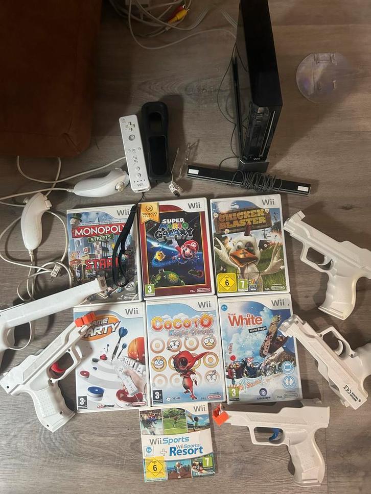 Wii Console met 1 Remote & 2 Nunchucks, Spelcomputers en Games, Games | Nintendo Wii, Gebruikt, Overige genres, 3 spelers of meer