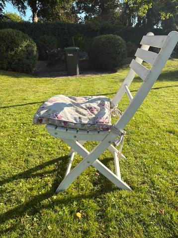 6 Witte houten tuinstoelen beschikbaar voor biedingen