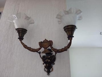 Antieke Gebronzeerde Wandlamp met Bloemkelken beschikbaar voor biedingen