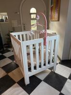 Wit houten box op wieltjes  met mobiel, Kinderen en Baby's, Babywiegjes en Ledikanten, Ophalen, Zo goed als nieuw, Wieg
