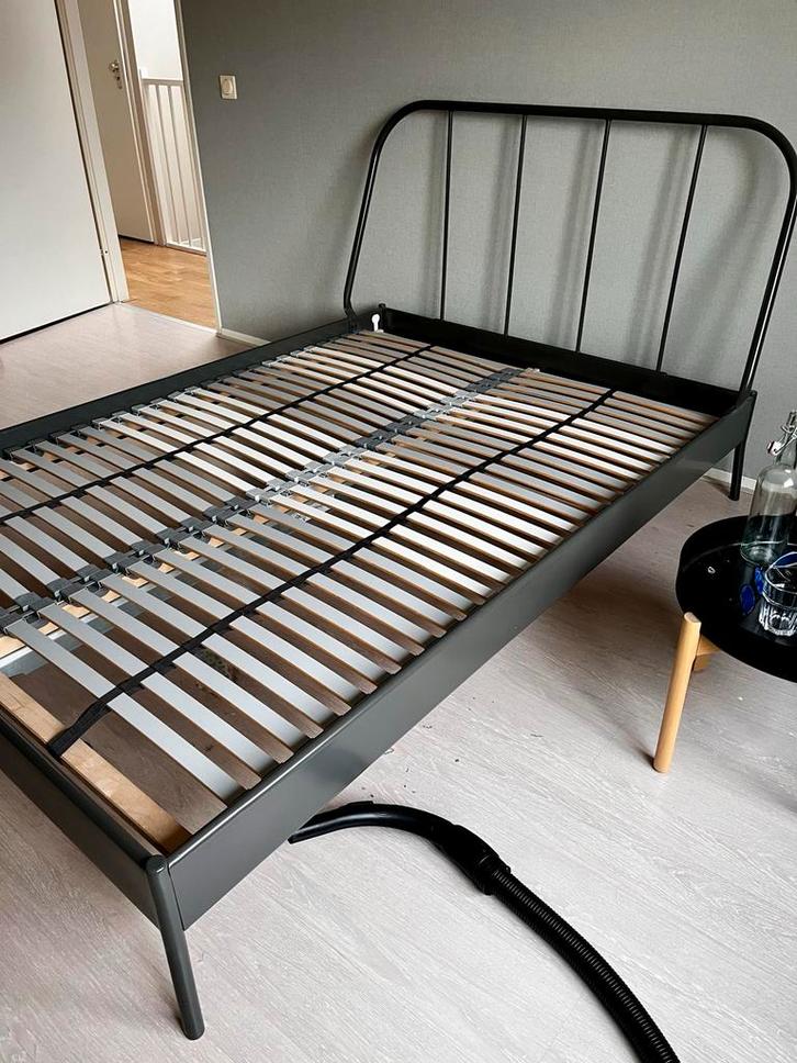 Ikea stalen bedframe 140x200 - donkergrijs, Huis en Inrichting, Slaapkamer | Bedden, Zo goed als nieuw, Twijfelaar, 140 cm, 200 cm