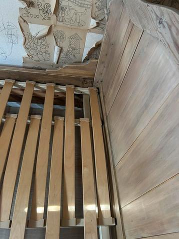 Antiek houten bed beschikbaar voor biedingen