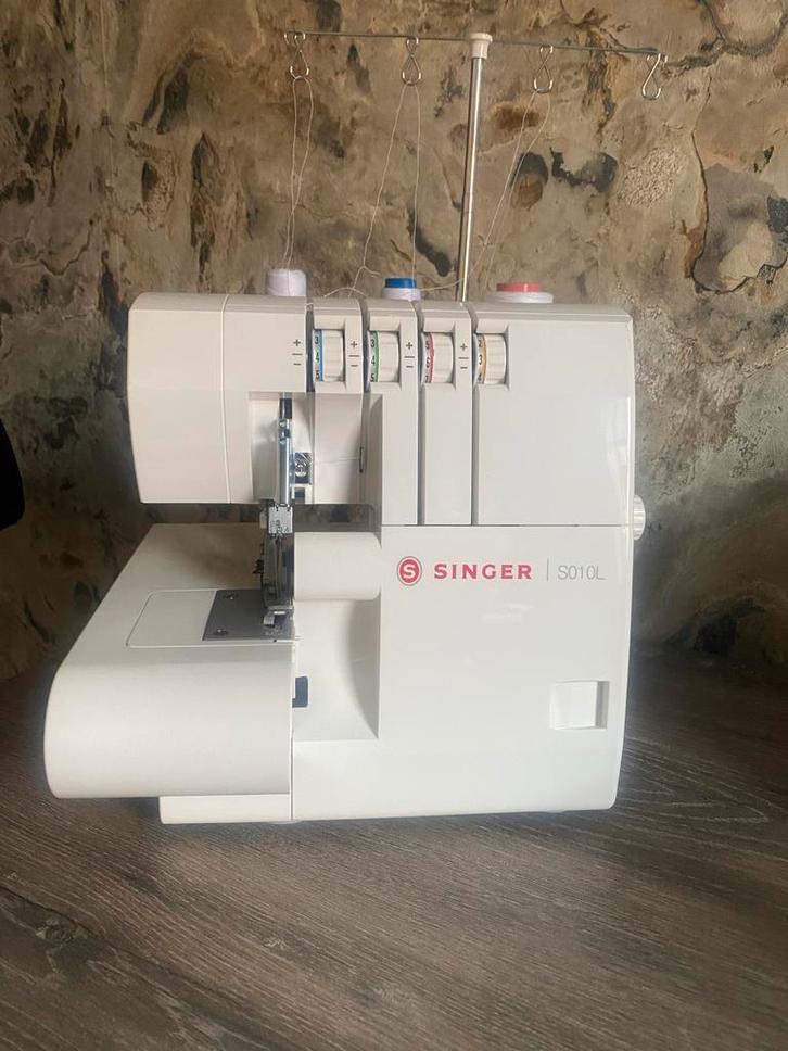 Singer S010L Lockmachine - Zo goed als nieuw!, Hobby en Vrije tijd, Naaimachines en Toebehoren, Zo goed als nieuw, Lockmachine