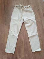 Chastar Beige PU Broek - Maat XL, Kleding | Dames, Broeken en Pantalons, Maat 46/48 (XL) of groter, Ophalen of Verzenden, Zo goed als nieuw