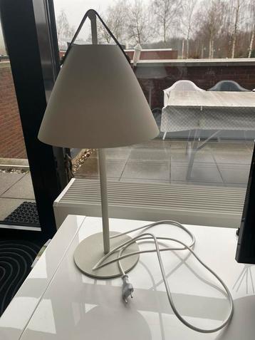 Witte Tafellamp met Schakelaar beschikbaar voor biedingen