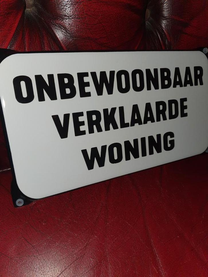 Emaillen bordje 'Onbewoonbaar verklaarde woning', Verzamelen, Merken en Reclamevoorwerpen, Nieuw, Reclamebord, Verzenden
