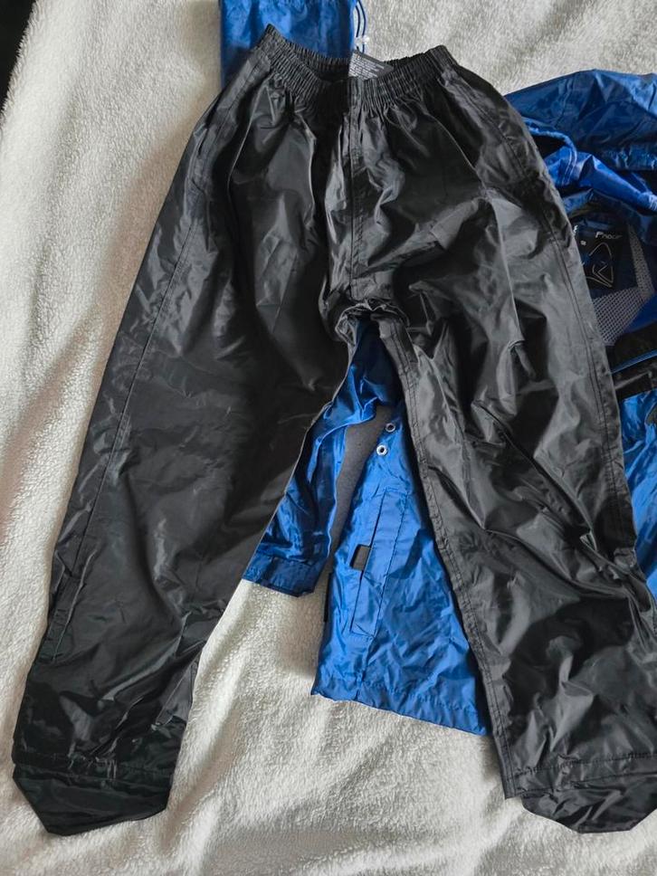 Waterdicht regenpak van het merk Ralka in maat 128., Caravans en Kamperen, Regenkleding, Zo goed als nieuw, Regenpak, Kinderen