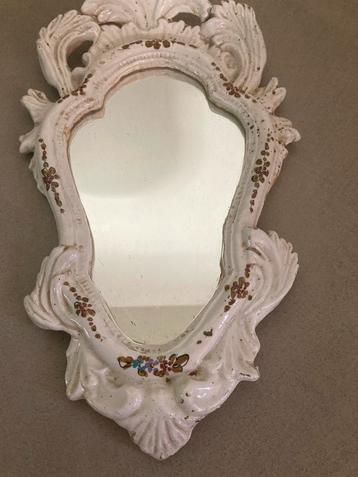 Porseleinen Italiaanskuifspiegeltje. Wit met decoatie van beschikbaar voor biedingen