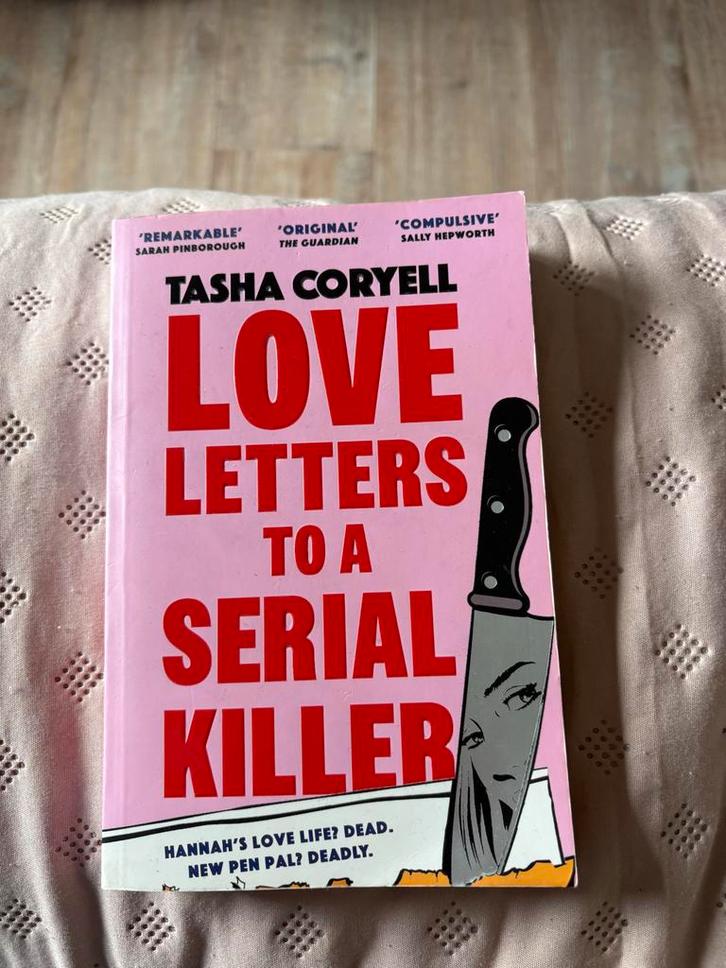 Love Letters to a Serial Killer - Tasha Coryell, Boeken, Romans, Zo goed als nieuw, Amerika, Ophalen of Verzenden