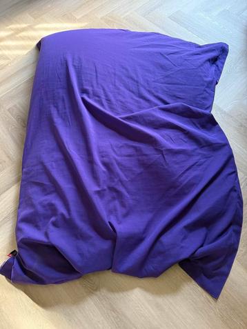 Grote paarse zitzak beschikbaar voor biedingen