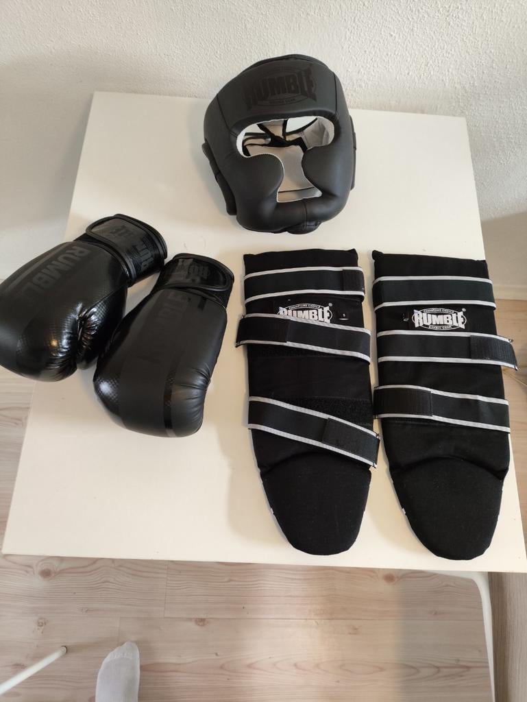 Kickboksen Set - Handschoenen, scheenbeschermers, helm, Ophalen, Gebruikt, Bokshandschoenen