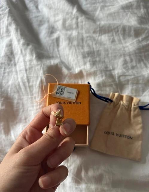 Essential V Stud Earrings Louis Vuitton, Sieraden, Tassen en Uiterlijk, Oorbellen, Zo goed als nieuw, Overige materialen, Ophalen of Verzenden
