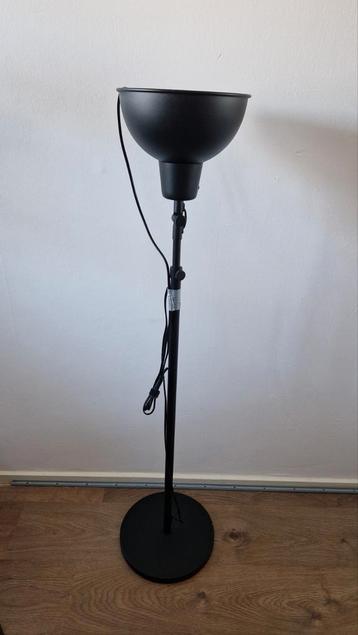 Zwarte lamp in hoogte verstelbaar