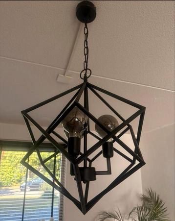 Moderne hanglamp met geometrisch design beschikbaar voor biedingen
