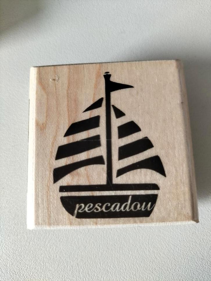 Different colors stempel - Boot Pescadou, Hobby en Vrije tijd, Stempelen, Gebruikt, Houten stempel, Ophalen