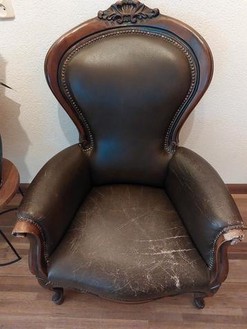 Te koop. Oude leren stoel beschikbaar voor biedingen