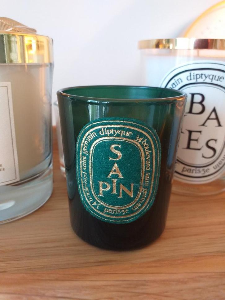 Nieuwe originele Diptyque 70 gram Kerstkaars Sapin nu €19,95, Huis en Inrichting, Woonaccessoires | Kandelaars en Kaarsen, Nieuw