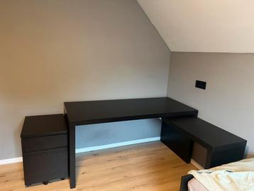 Mooi bureau met extra ladekast beschikbaar voor biedingen