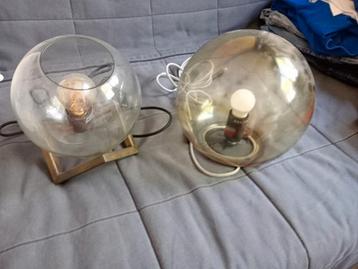 Te koop 2 glazen lampen bollen  beschikbaar voor biedingen