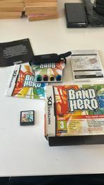 Nintendo BAND HERO plus guitar grip, Spelcomputers en Games, Games | Nintendo DS, Muziek, Gekoppelde computers, Ophalen of Verzenden