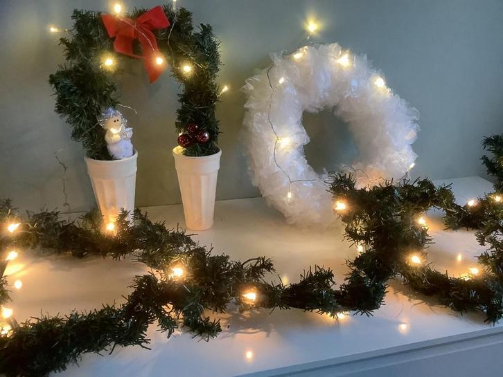 set van 2 potten met boog / krans / kerstverlichting stroom, Diversen, Kerst, Gebruikt, Ophalen of Verzenden