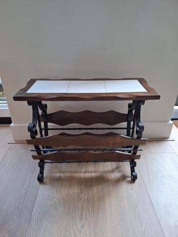 Antieke, brocante, vintage lectuurbak in keurige staat. beschikbaar voor biedingen