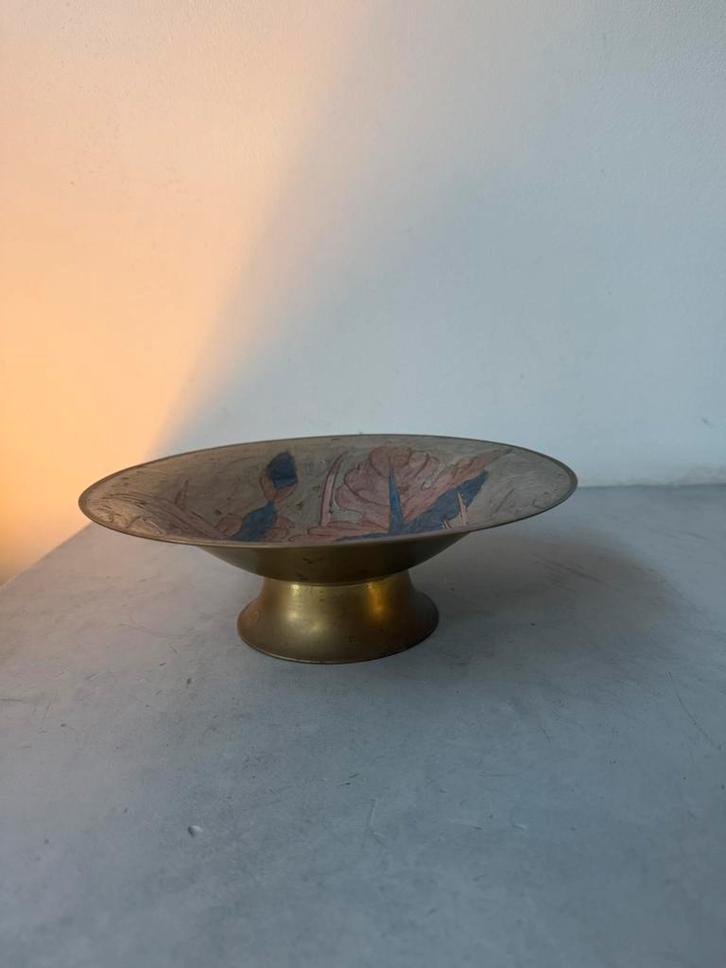 Vintage messing schaal op voet – handbeschilderd bloemmotief, Huis en Inrichting, Woonaccessoires | Etagères, Zo goed als nieuw