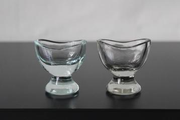 Twee antieke oogbad glaasjes of oogglaasjes jaren ´30 beschikbaar voor biedingen