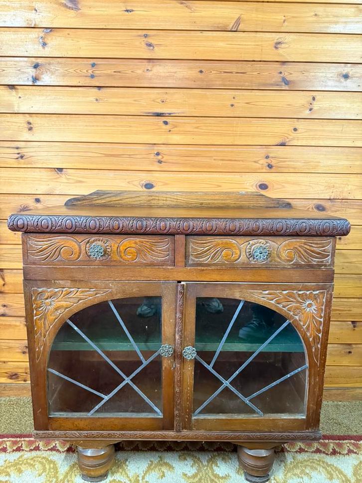 Handgemaakt houten kastje met houtsnijwerk, Antiek en Kunst, Antiek | Meubels | Kasten, Ophalen