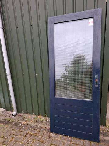 Hardhouten buitendeuren beschikbaar voor biedingen