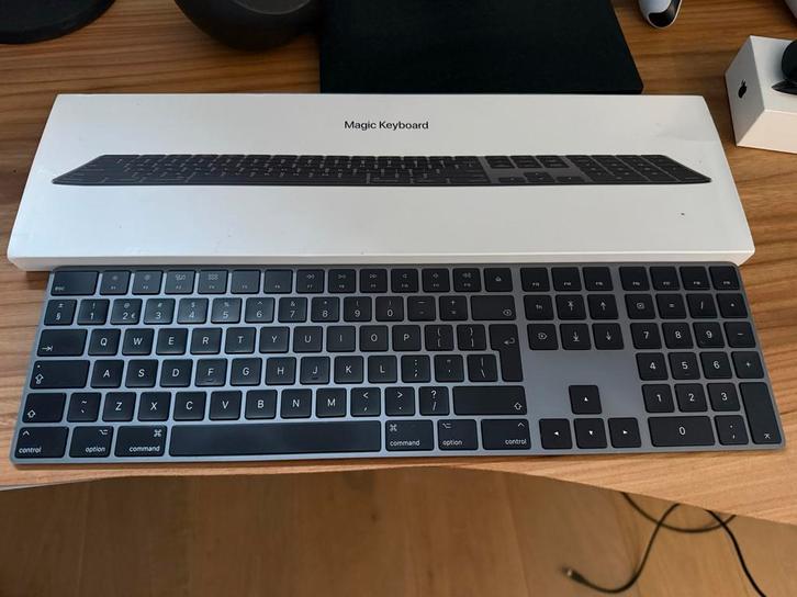 Apple Magic Keyboard, full sized; great condition., Computers en Software, Toetsenborden, Gebruikt, Qwerty, Draadloos, Ophalen of Verzenden